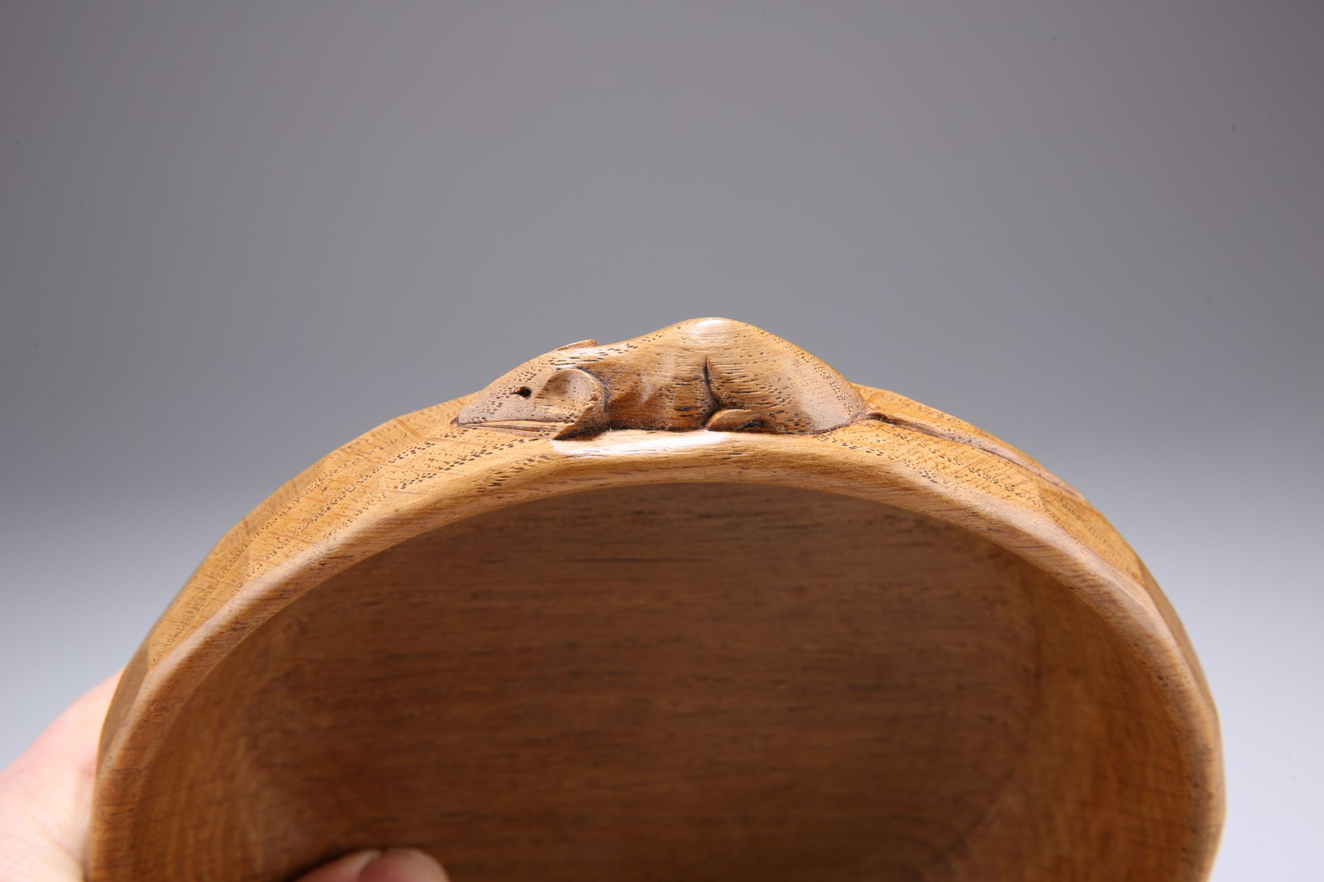 ROBERT THOMPSON OF KILBURN, A MOUSEMAN OAK NUT BOWL - Bild 2 aus 2