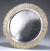 STUART DEVLIN (1931-2018), AN ELIZABETH II PARCEL-GILT SILVER SALVER