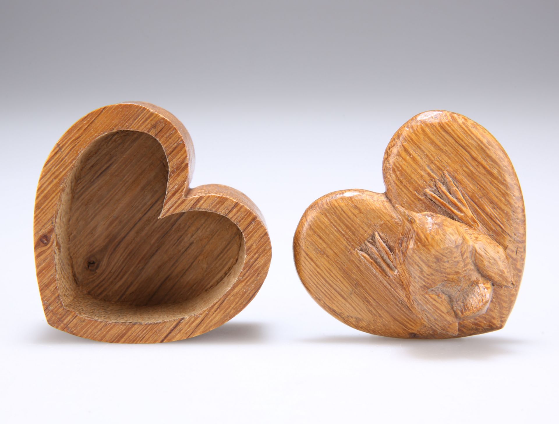 BOB HUNTER OF THIRLBY, A WRENMAN OAK HEART-SHAPED TRINKET BOX AND COVER - Bild 4 aus 4