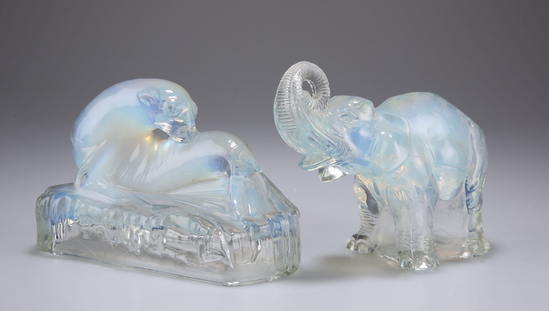 A JOBLINGS OPALIQUE PRESSED GLASS MODEL OF AN ELEPHANT - Bild 2 aus 2