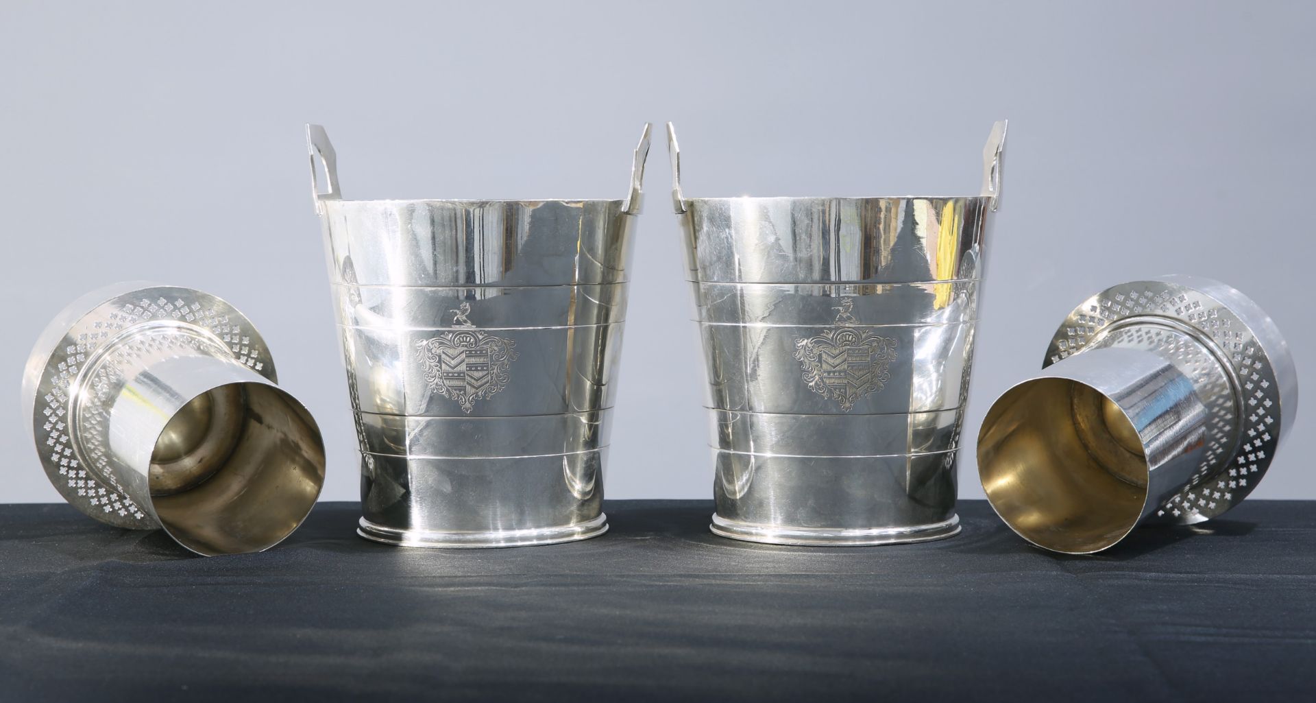 A PAIR OF ART DECO SILVER-PLATED WINE COOLERS - Bild 2 aus 2
