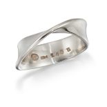 A DANISH SILVER MÖBIUS RING, DESIGNED BY VIVIANNA TORUN BÜLOW-HÜBE FOR GEORG JENSEN