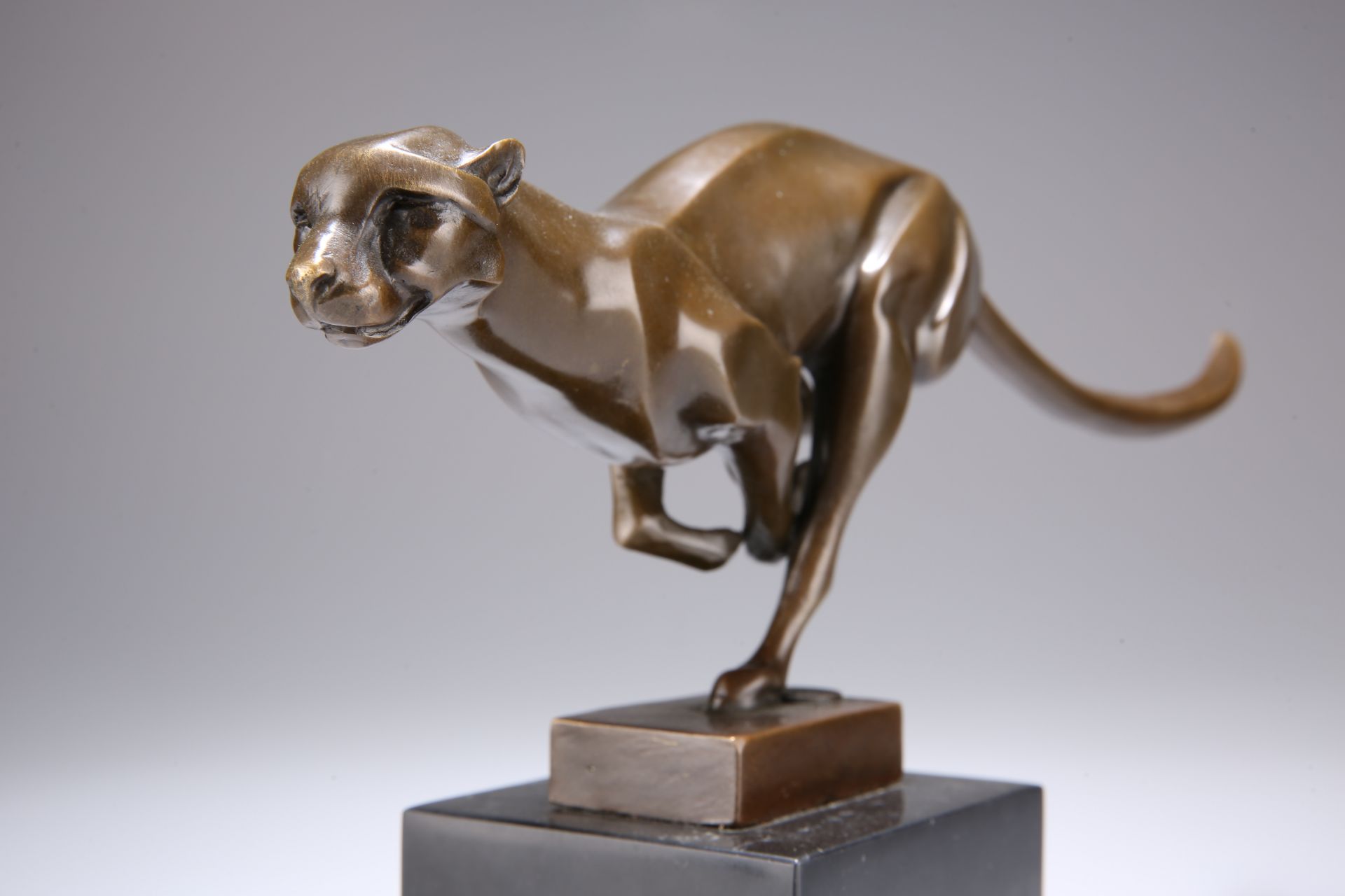 AN ART DECO STYLE CAST BRONZE MODEL OF A PANTHER - Bild 3 aus 5