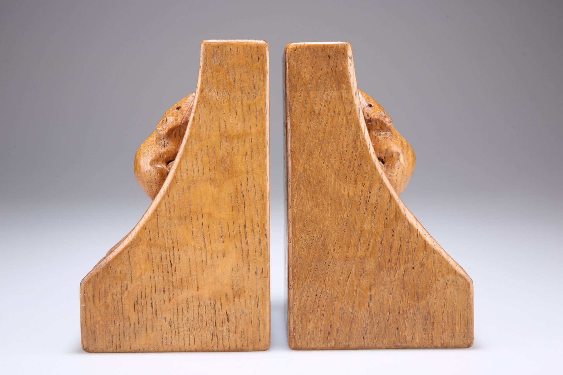 ROBERT THOMPSON OF KILBURN, A PAIR OF MOUSEMAN ADZED OAK BOOKENDS - Bild 2 aus 2