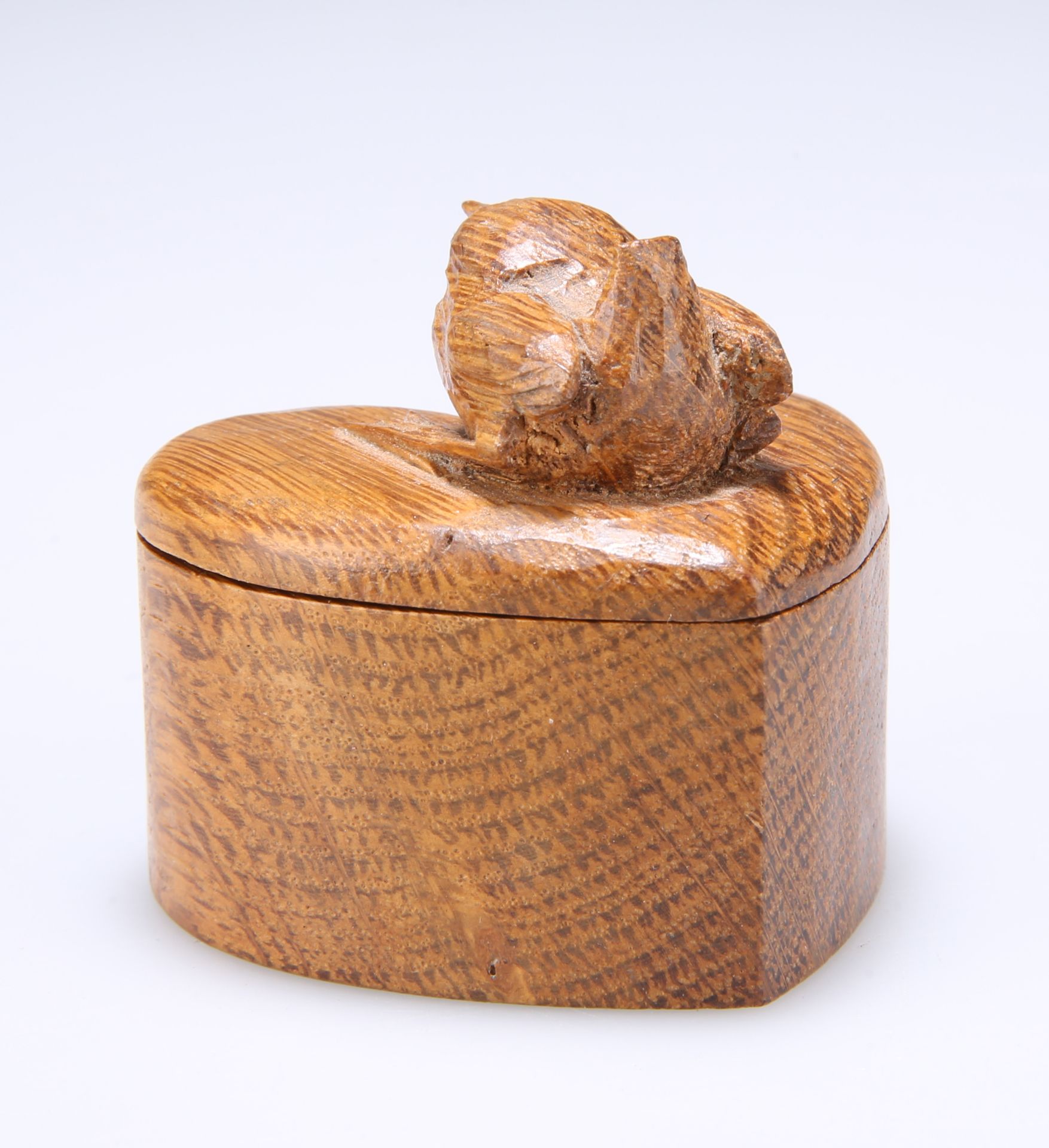 BOB HUNTER OF THIRLBY, A WRENMAN OAK HEART-SHAPED TRINKET BOX AND COVER - Bild 3 aus 4