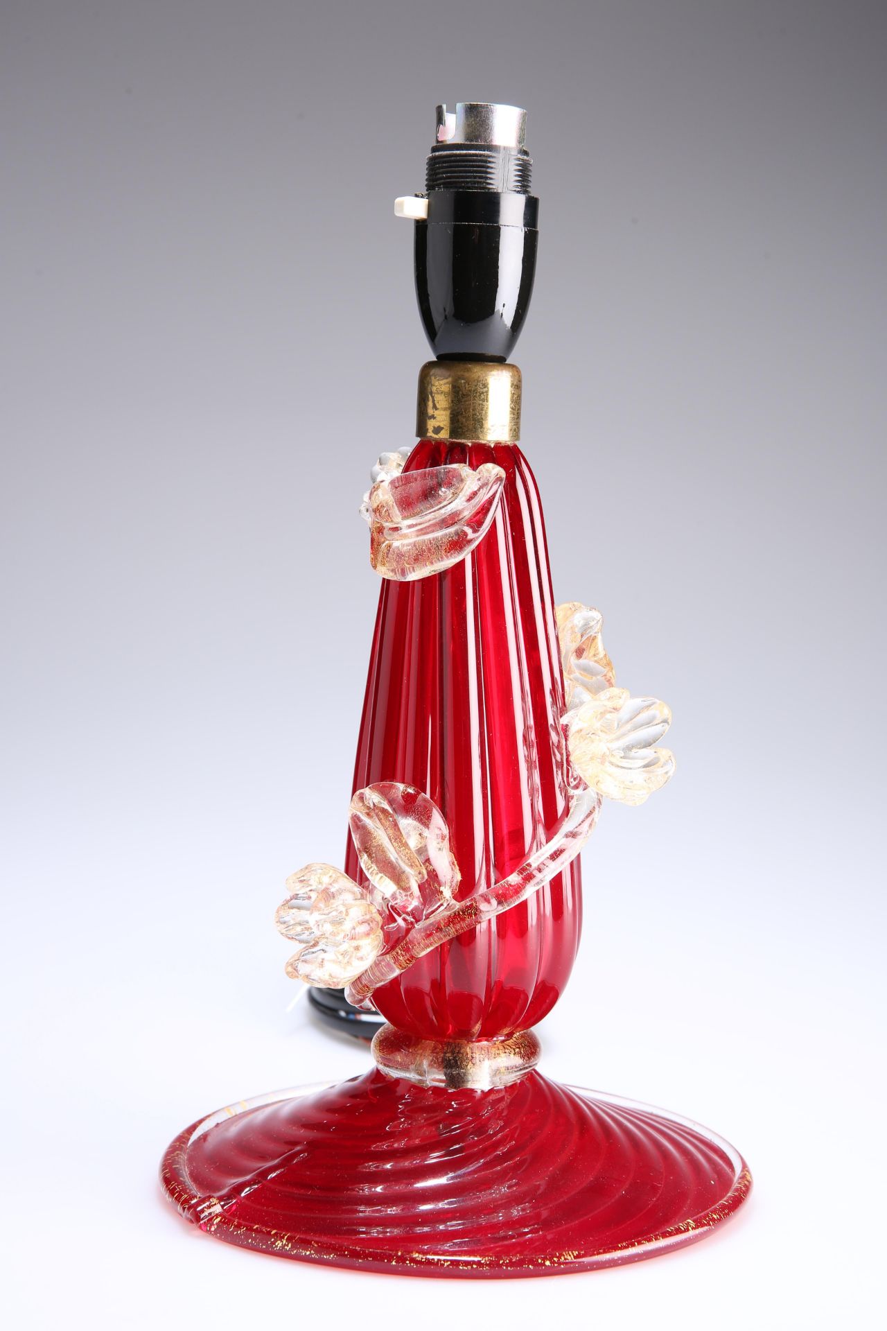 A 1950s MURANO RED AND GOLD GLASS TABLE LAMP - Image 2 of 2