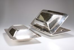 GERALD BENNEY (1930-2008), A RARE PAIR OF ELIZABETH II SILVER ENTREE DISHES