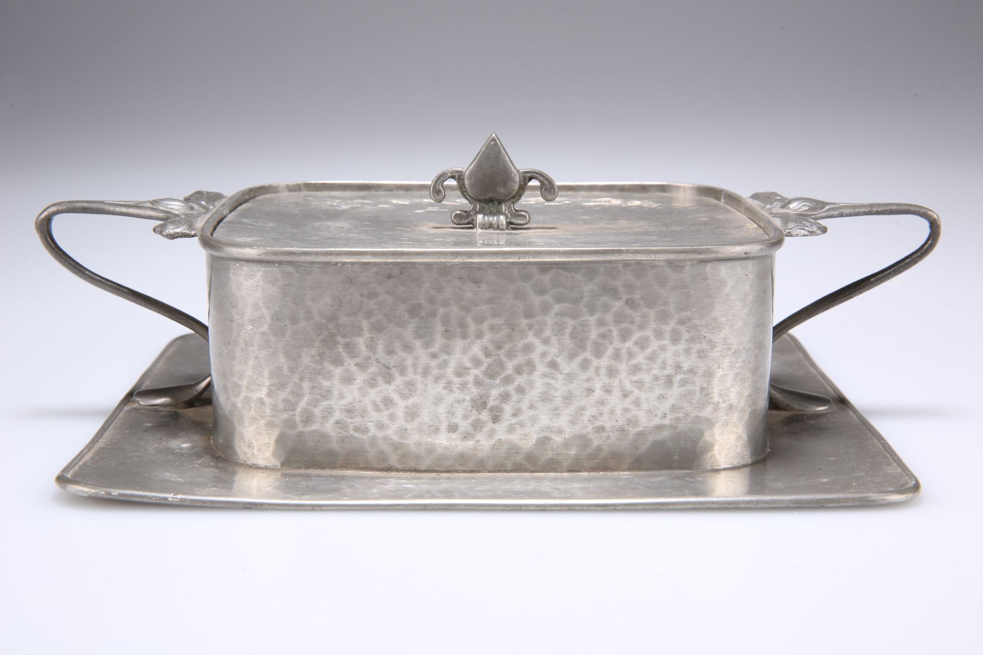 AN ART NOUVEAU PEWTER BUTTER DISH BY CONNELL - Image 2 of 3