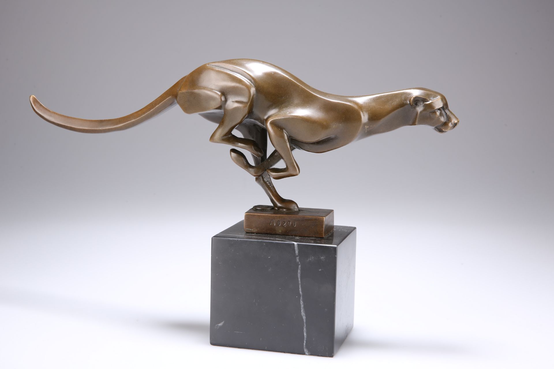 AN ART DECO STYLE CAST BRONZE MODEL OF A PANTHER - Bild 2 aus 5