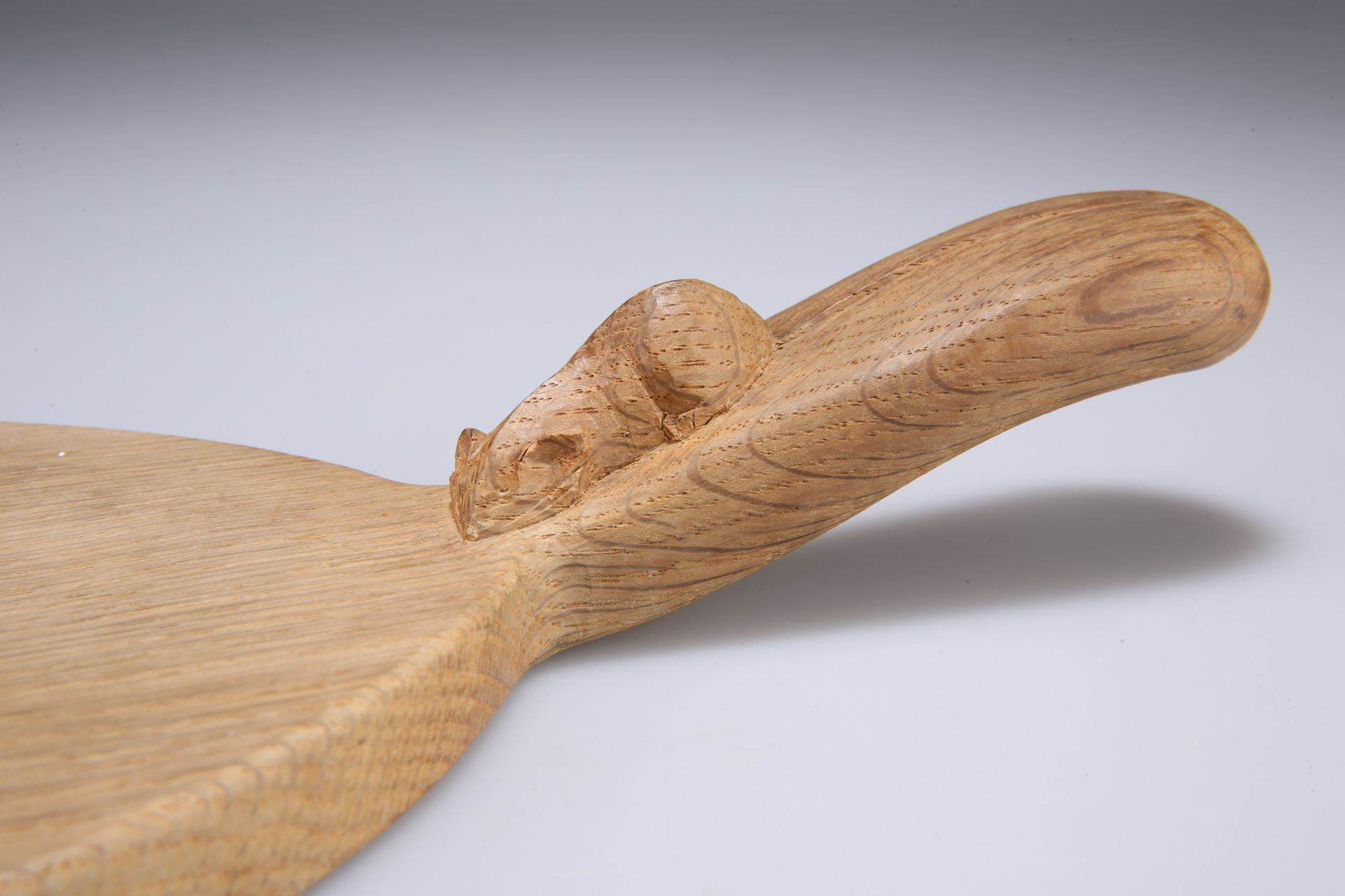 ROBERT THOMPSON OF KILBURN, A MOUSEMAN OAK CHEESEBOARD - Bild 2 aus 2