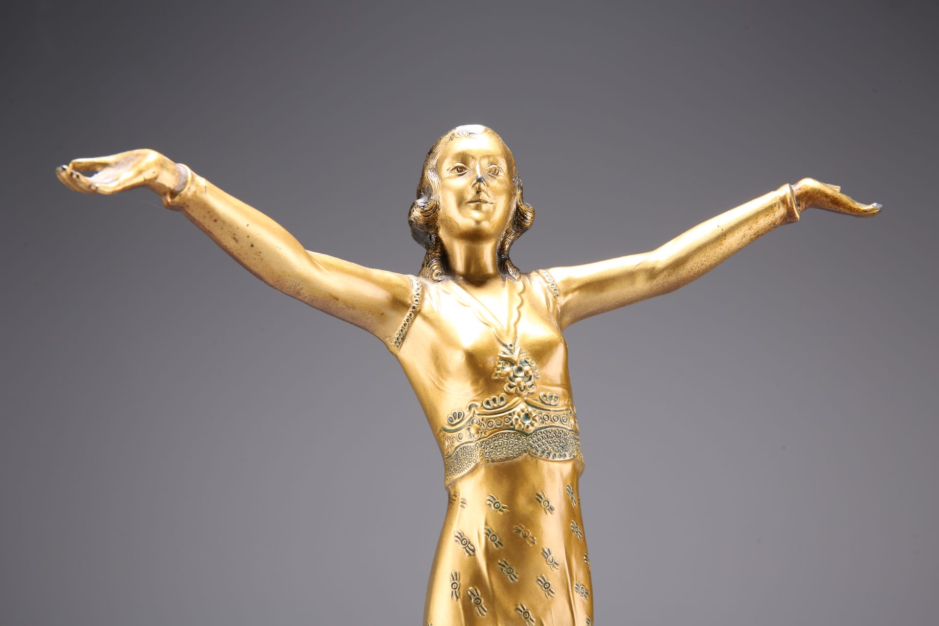 AN EARLY 20TH CENTURY GILT-METAL FIGURE OF A DANCER, IN THE ART DECO TASTE - Bild 3 aus 3