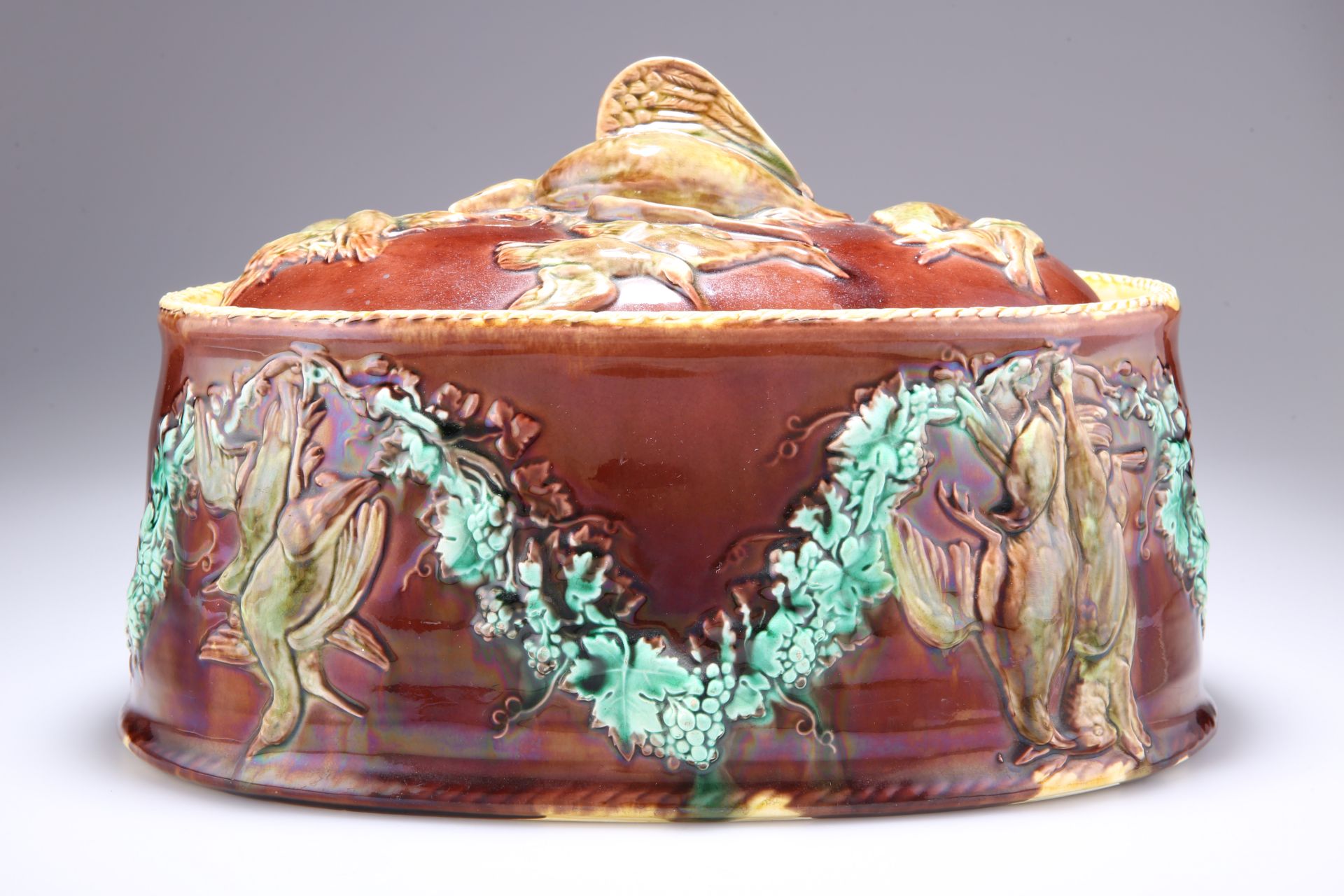 A MAJOLICA GAME PIE DISH, PROBABLY WEDGWOOD, CIRCA 1880 - Bild 2 aus 5