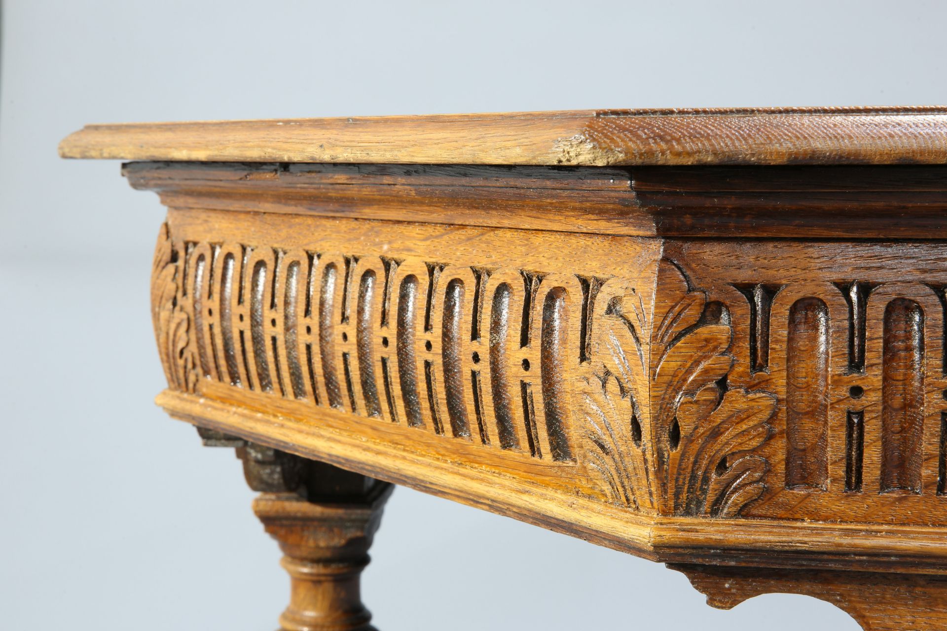A JACOBEAN REVIVAL OAK CENTRE TABLE, BY GILLOWS, LATE 19TH CENTURY, the moulded octagonal top - Bild 2 aus 2