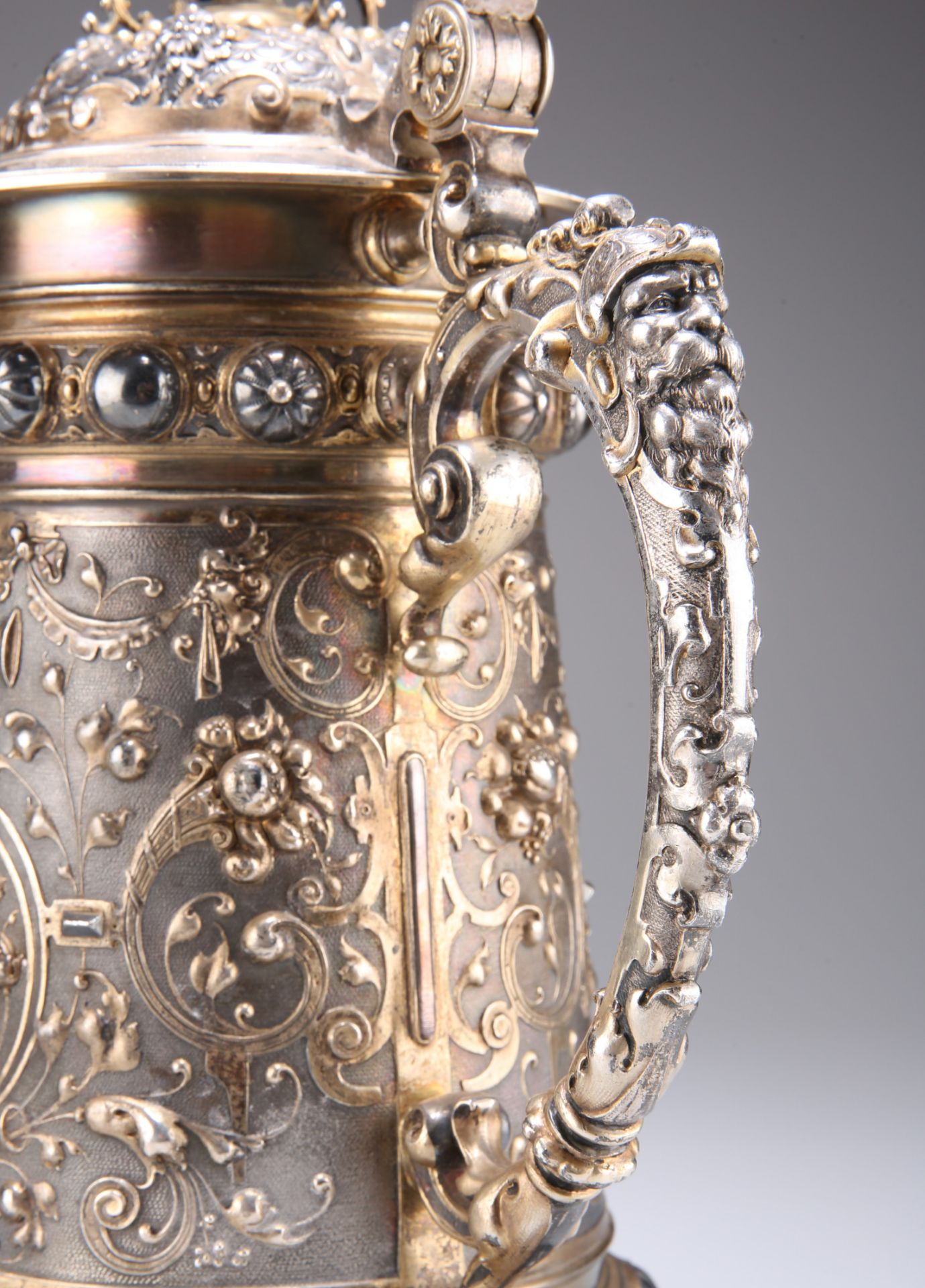 A LARGE LATE 19TH/EARLY 20TH CENTURY PARCEL-GILT SILVER-PLATED LIDDED TANKARD - Image 3 of 3