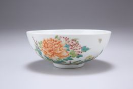 A SMALL CHINESE FAMILLE ROSE PORCELAIN BOWL