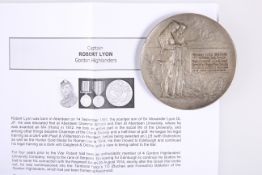 A NICKEL SILVER 'LEST WE FORGET' PRIVATELY STRUCK MEDALLION