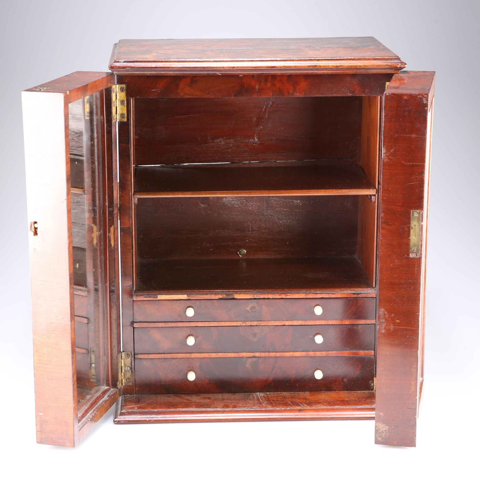 AN OFFICERS' WALNUT CAMPAIGN TOILETRY CABINET - Bild 2 aus 3