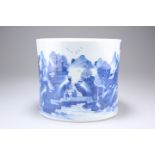 A LARGE CHINESE BLUE AND WHITE PORCELAIN BRUSH POT