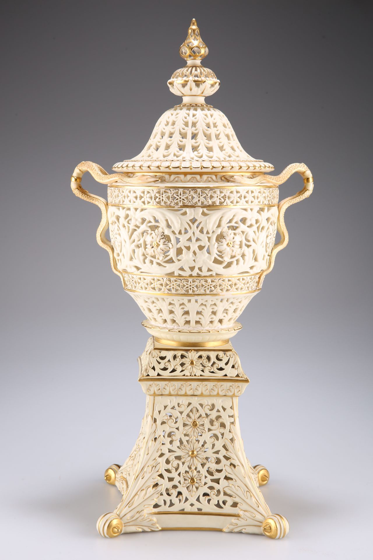 A LARGE RETICULATED POT POURRI VASE AND COVER