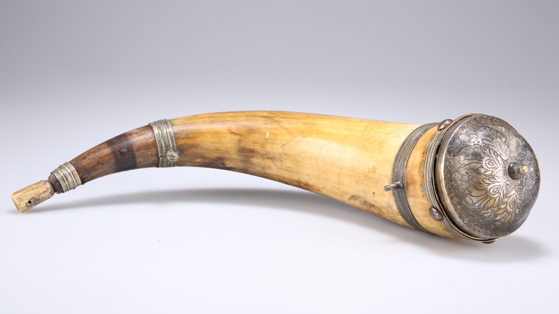 A 19TH CENTURY POWDER HORN WITH SILVER-PLATED FITTINGS - Bild 2 aus 4