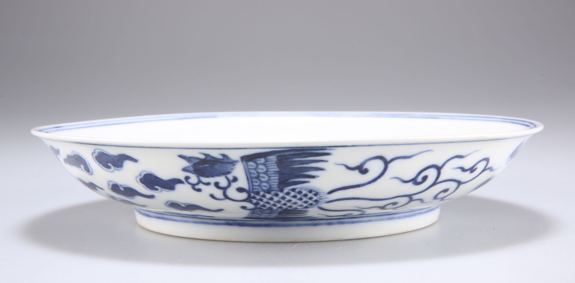 A CHINESE BLUE AND WHITE PORCELAIN 'DOUBLE PHOENIX' DISH - Bild 3 aus 3