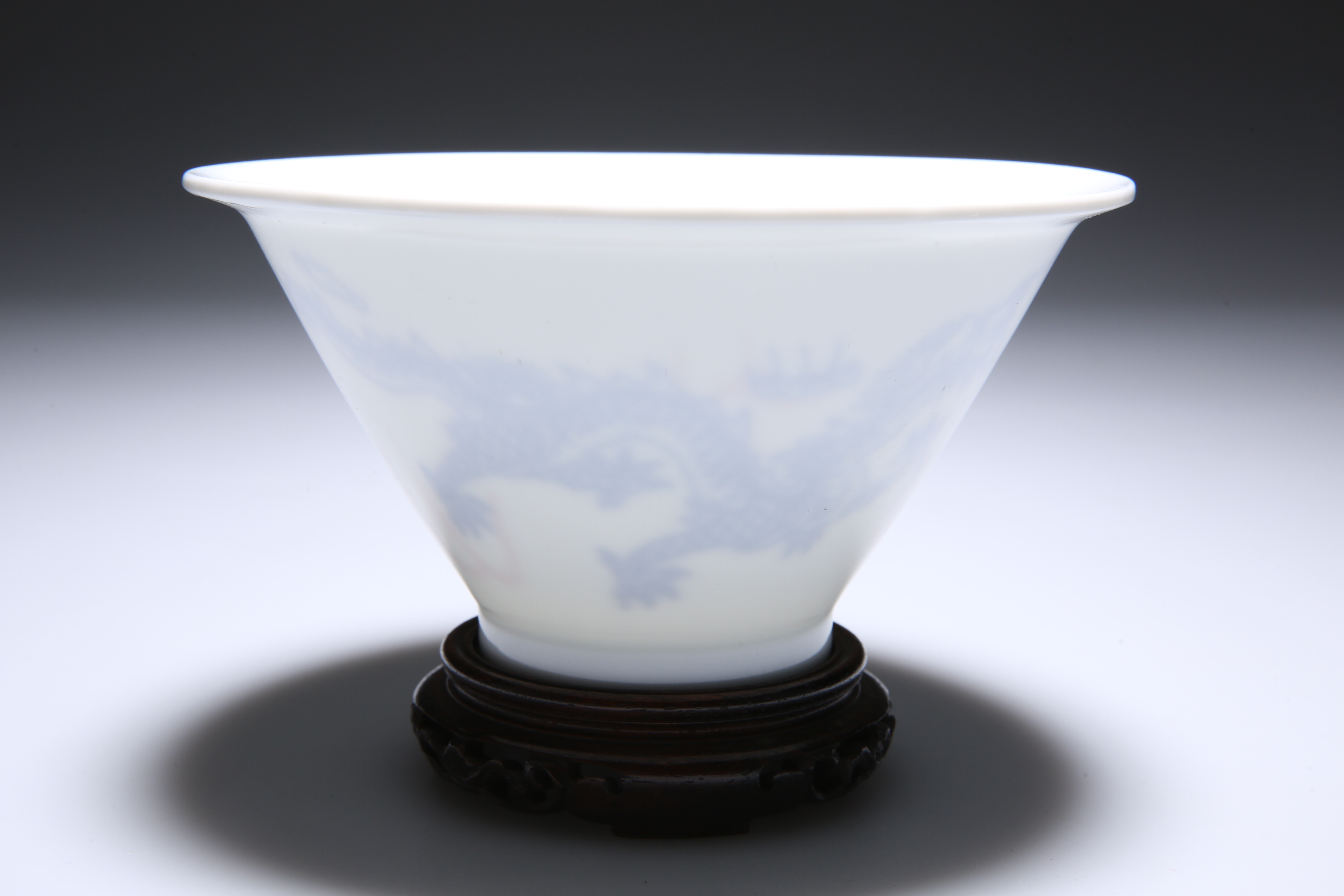 A CHINESE WHITE GLAZED PORCELAIN VASE - Image 3 of 4