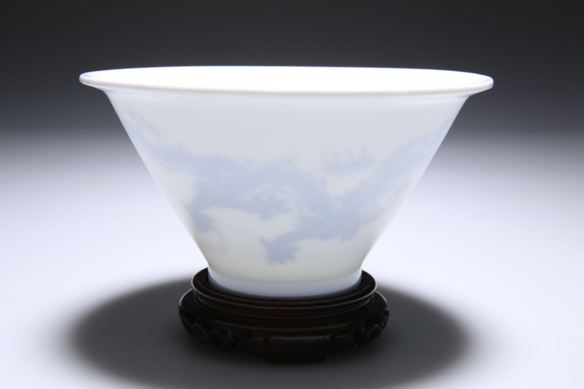 A CHINESE WHITE GLAZED PORCELAIN VASE - Bild 3 aus 4