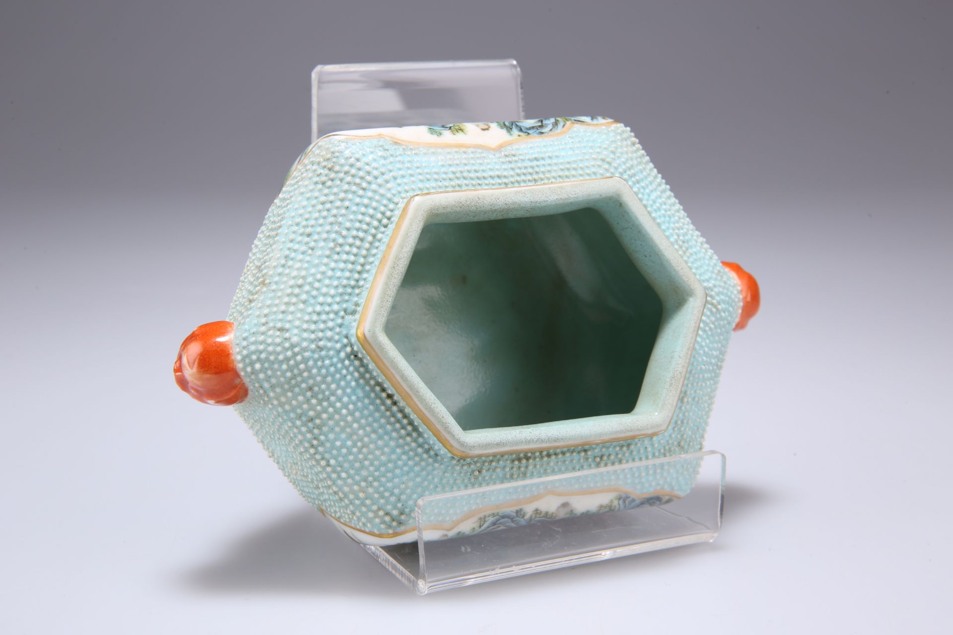 A CHINESE TURQUOISE GROUND PORCELAIN BRUSH WASHER - Bild 3 aus 8