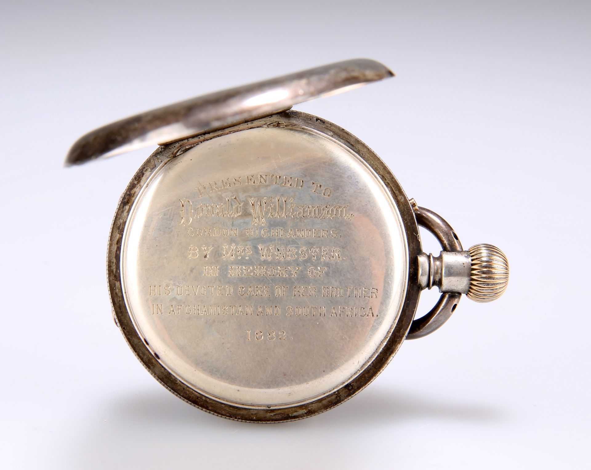 AN UNMARKED SILVER HALF-HUNTER POCKET WATCH - Bild 3 aus 4