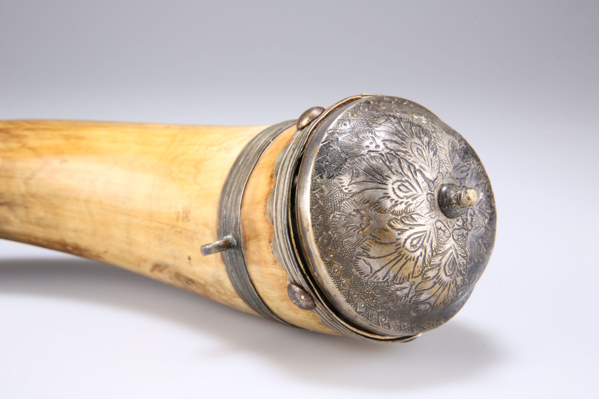 A 19TH CENTURY POWDER HORN WITH SILVER-PLATED FITTINGS - Bild 3 aus 4