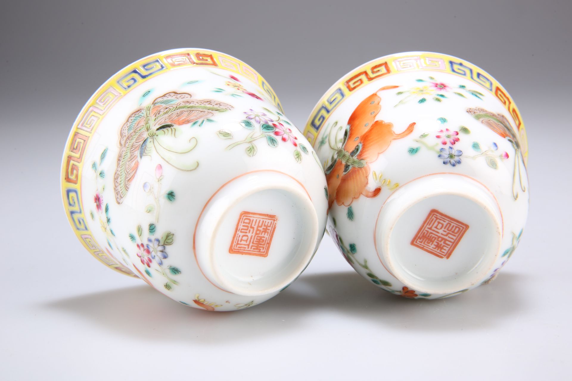 A PAIR OF CHINESE PORCELAIN TEA BOWLS - Bild 3 aus 3