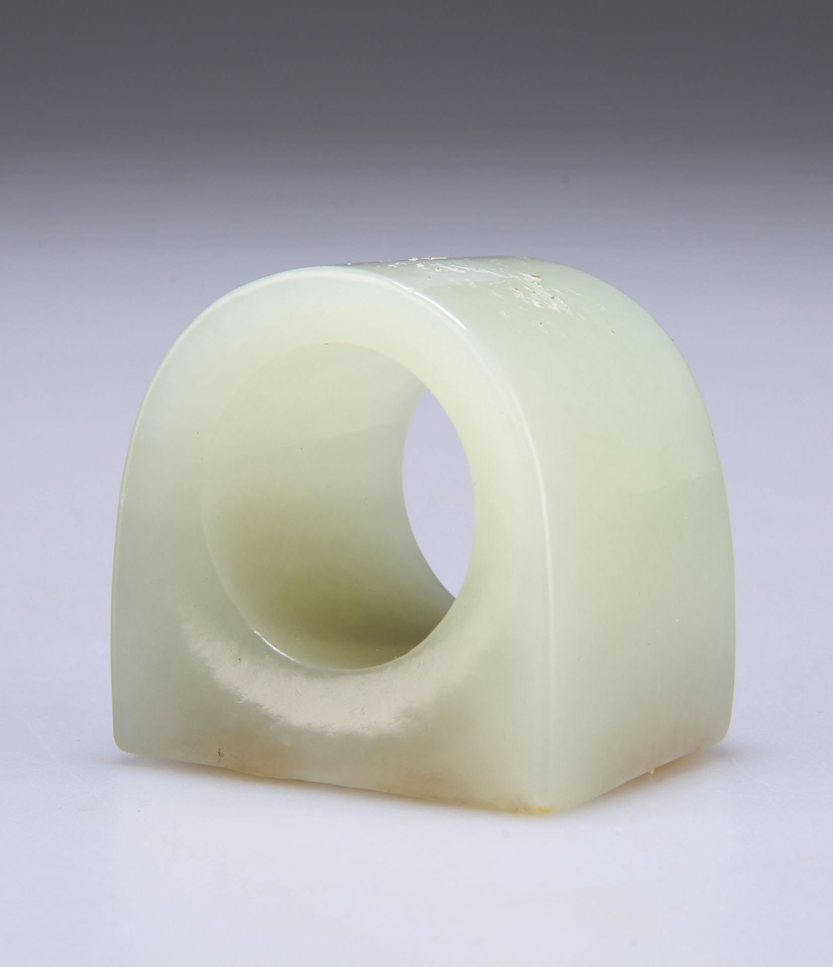 A CHINESE JADE THUMB RING - Bild 2 aus 2