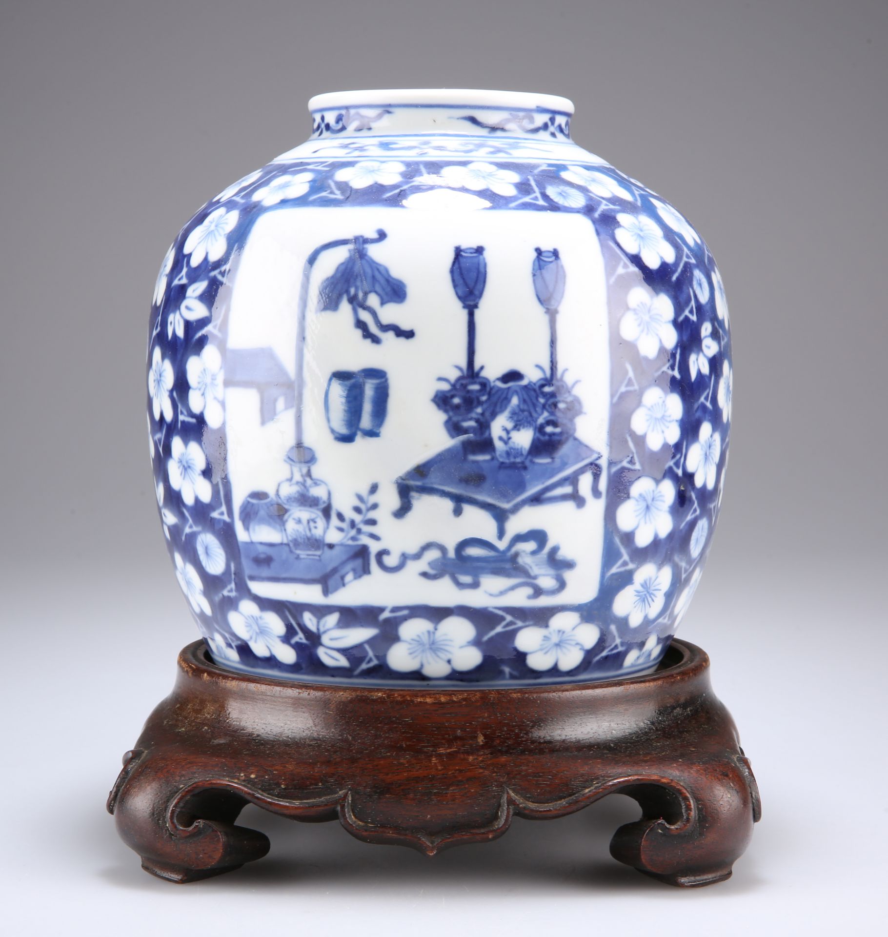 A CHINESE BLUE AND WHITE PORCELAIN VASE - Image 2 of 3