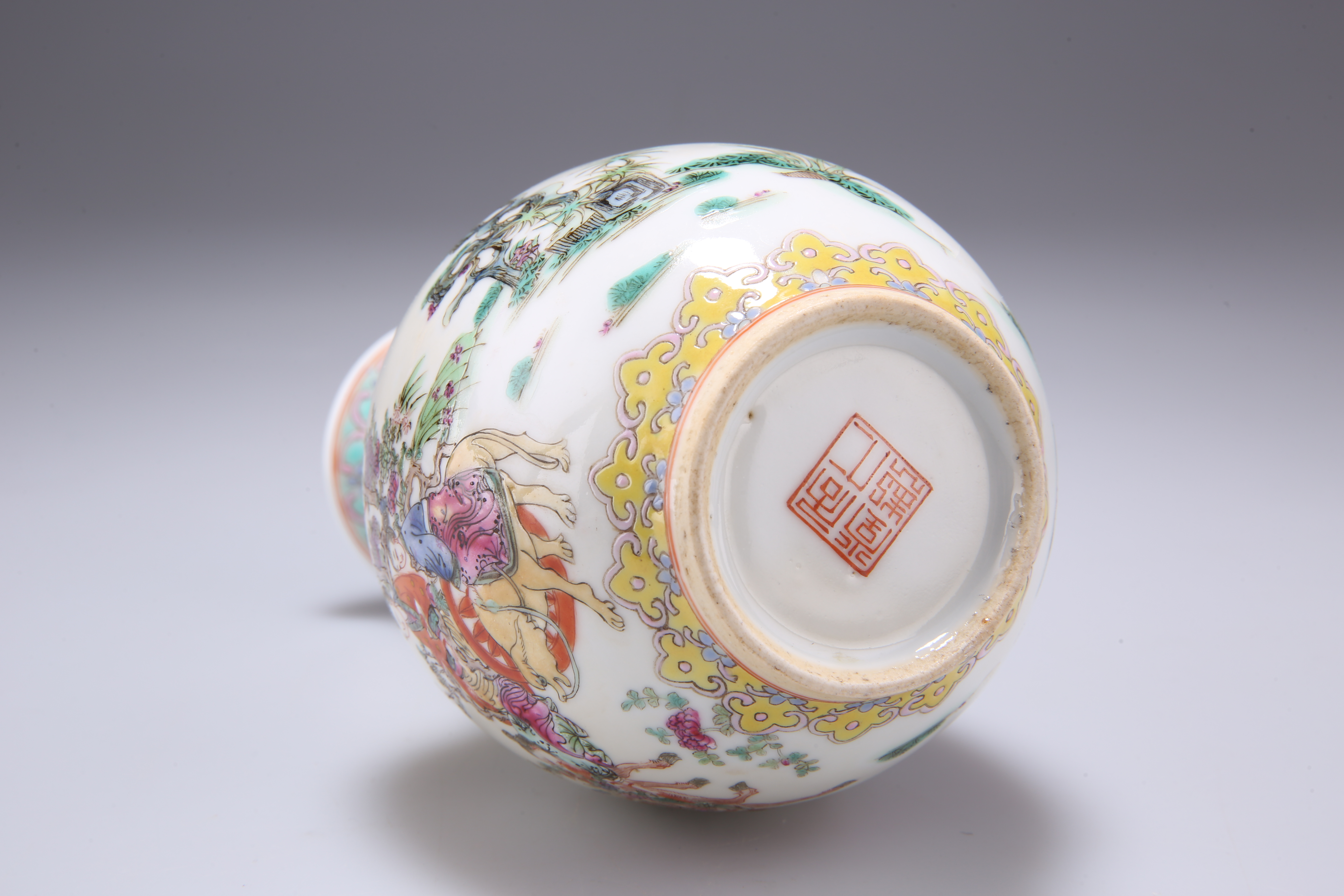 A CHINESE PORCELAIN VASE - Image 3 of 6