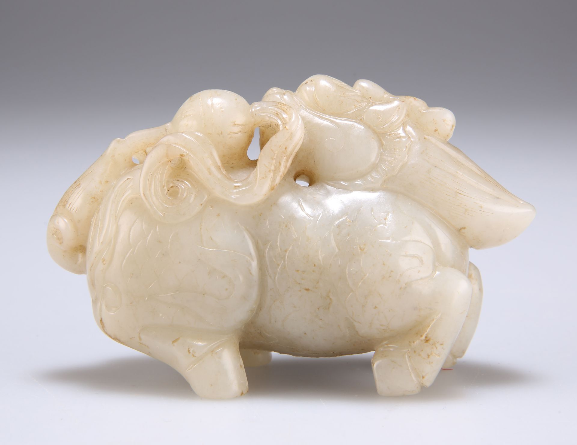 A CHINESE CELADON JADE CARVING OF A QILIN - Bild 2 aus 3