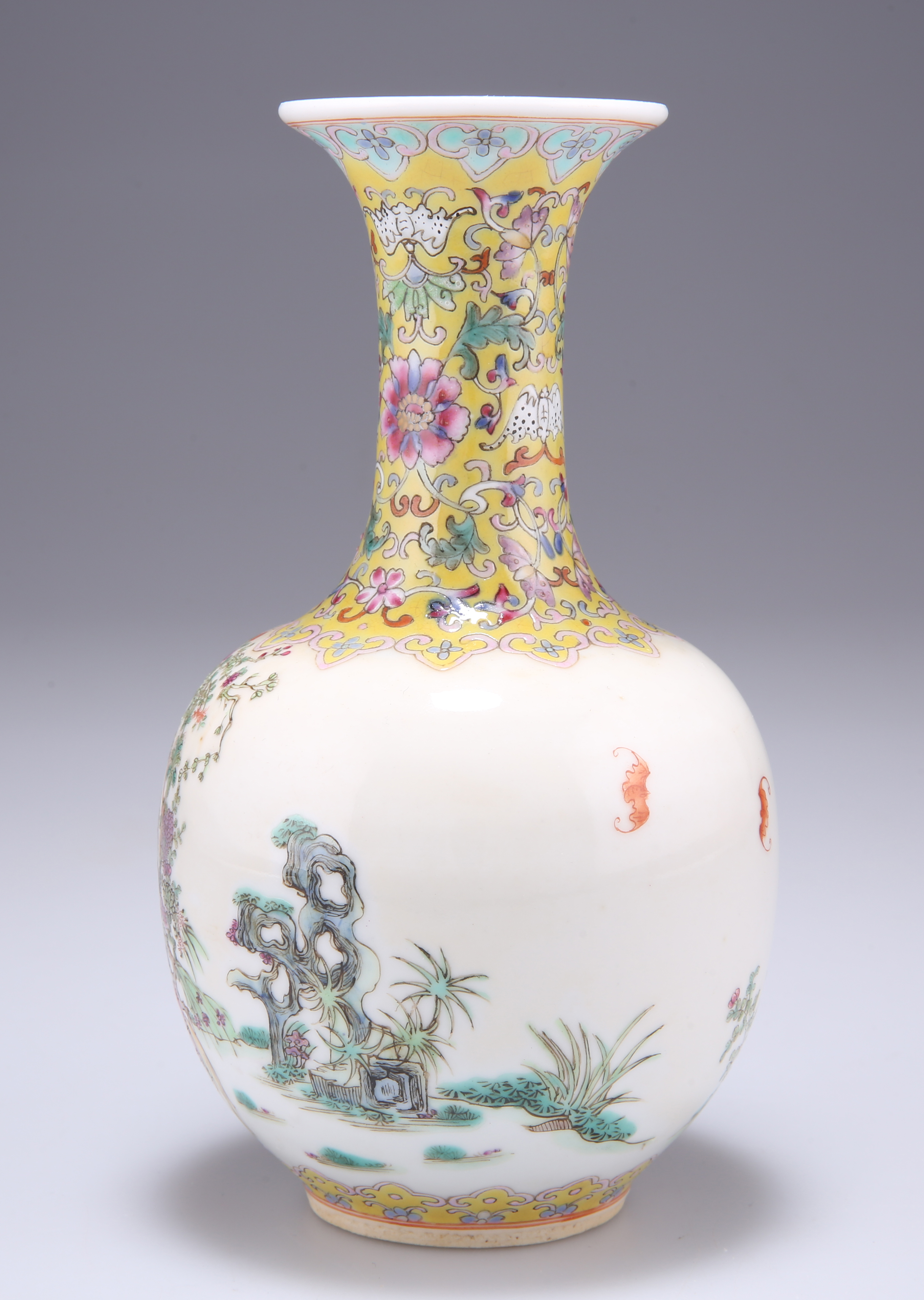 A CHINESE PORCELAIN VASE - Image 2 of 6