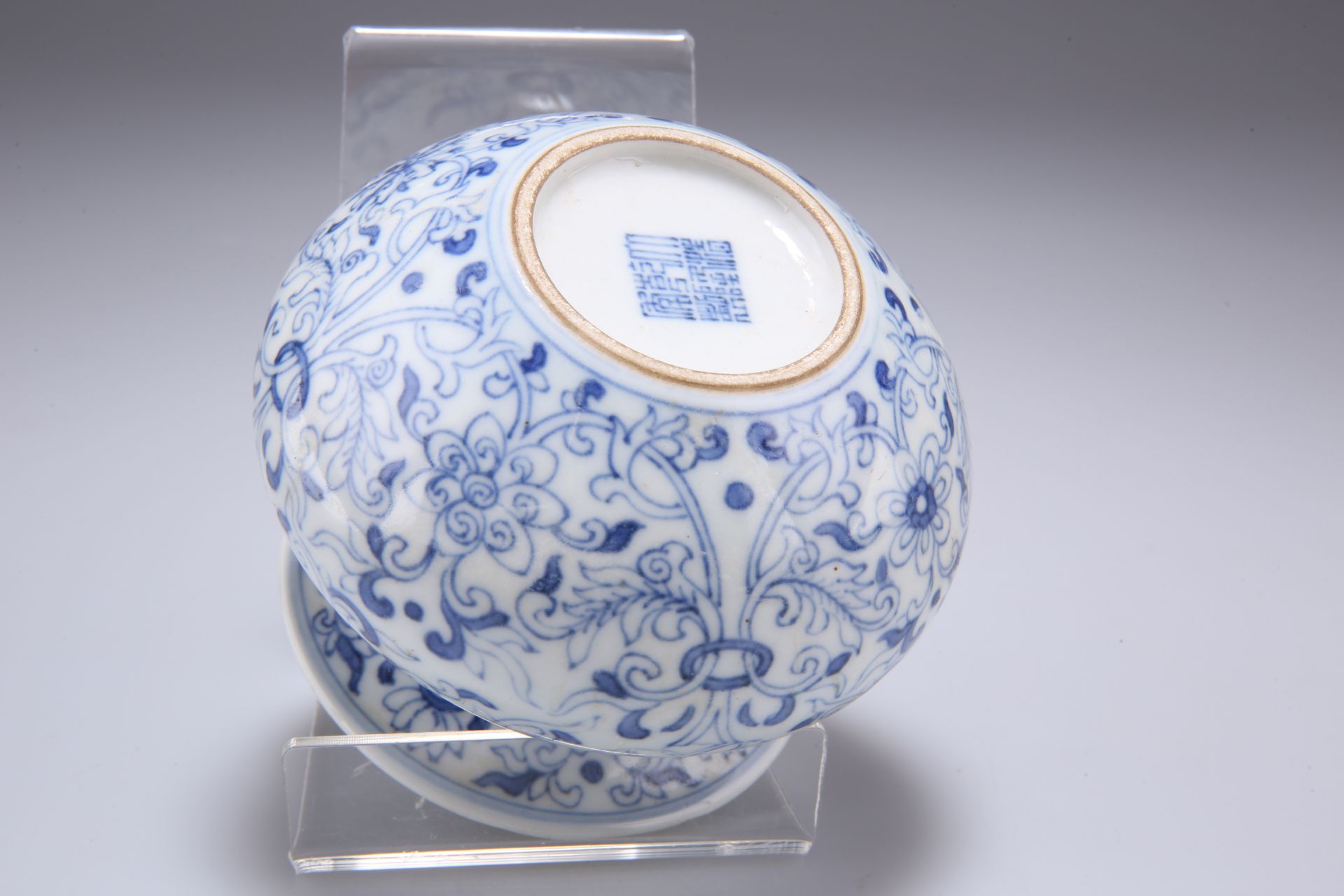 A CHINESE BLUE AND WHITE PORCELAIN VASE - Bild 2 aus 2