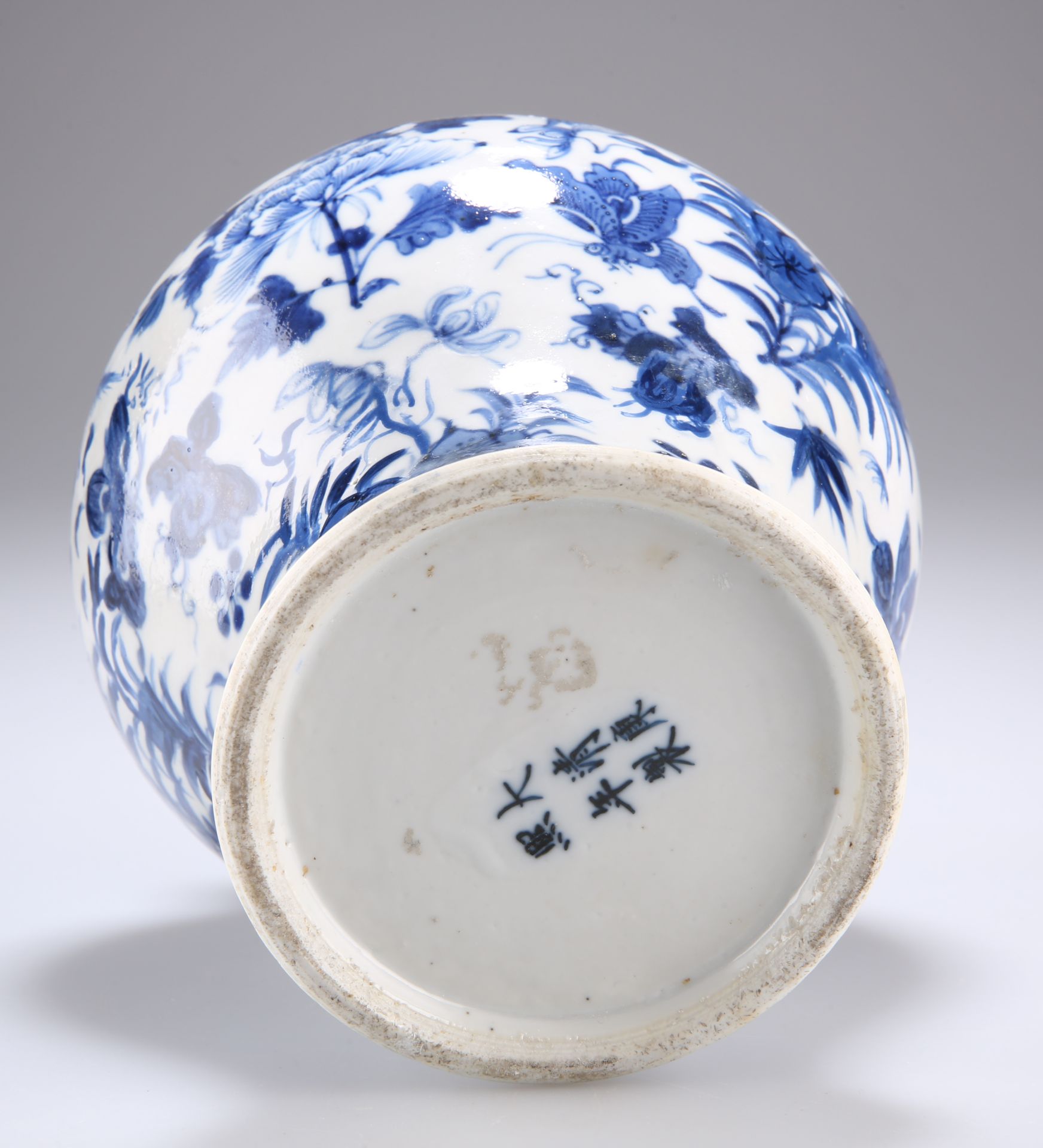 A CHINESE BLUE AND WHITE PORCELAIN VASE - Image 2 of 2