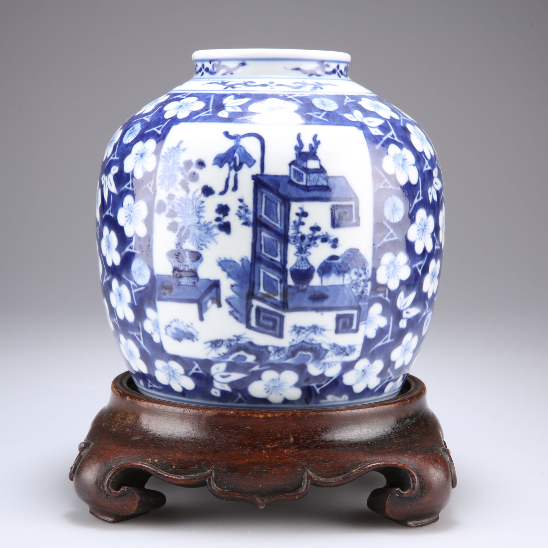 A CHINESE BLUE AND WHITE PORCELAIN VASE