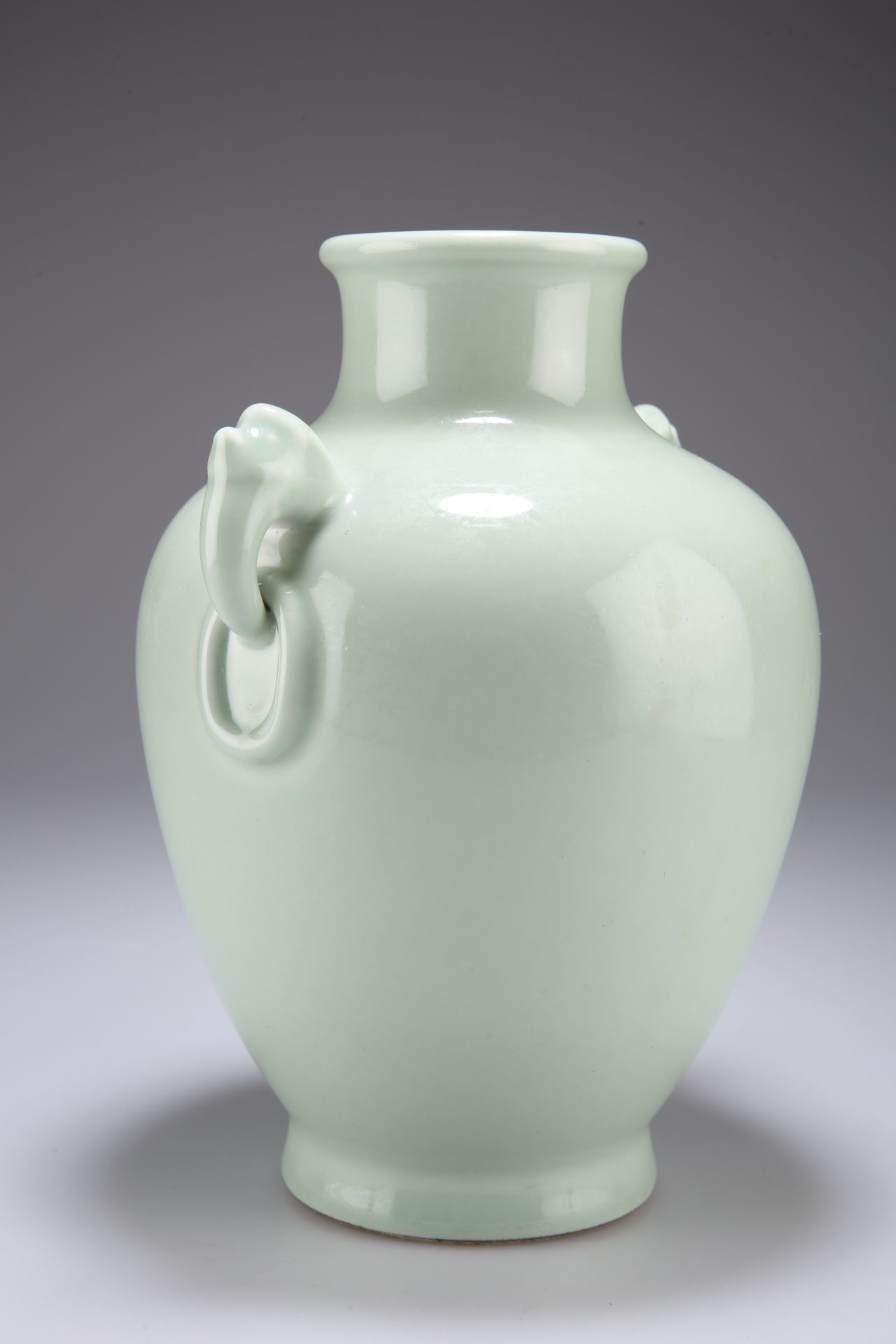 A CHINESE CELADON VASE - Image 2 of 3