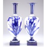 A PAIR OF ROYAL DOULTON FLOW BLUE VASES, EARLY 20TH CENTURY, the onion-shaped bodies decorated