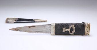 A VINTAGE SILVER-PLATED PIPERS' SGIAN DUBH