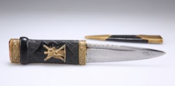 A VINTAGE GILT-MOUNTED SGIAN DUBH