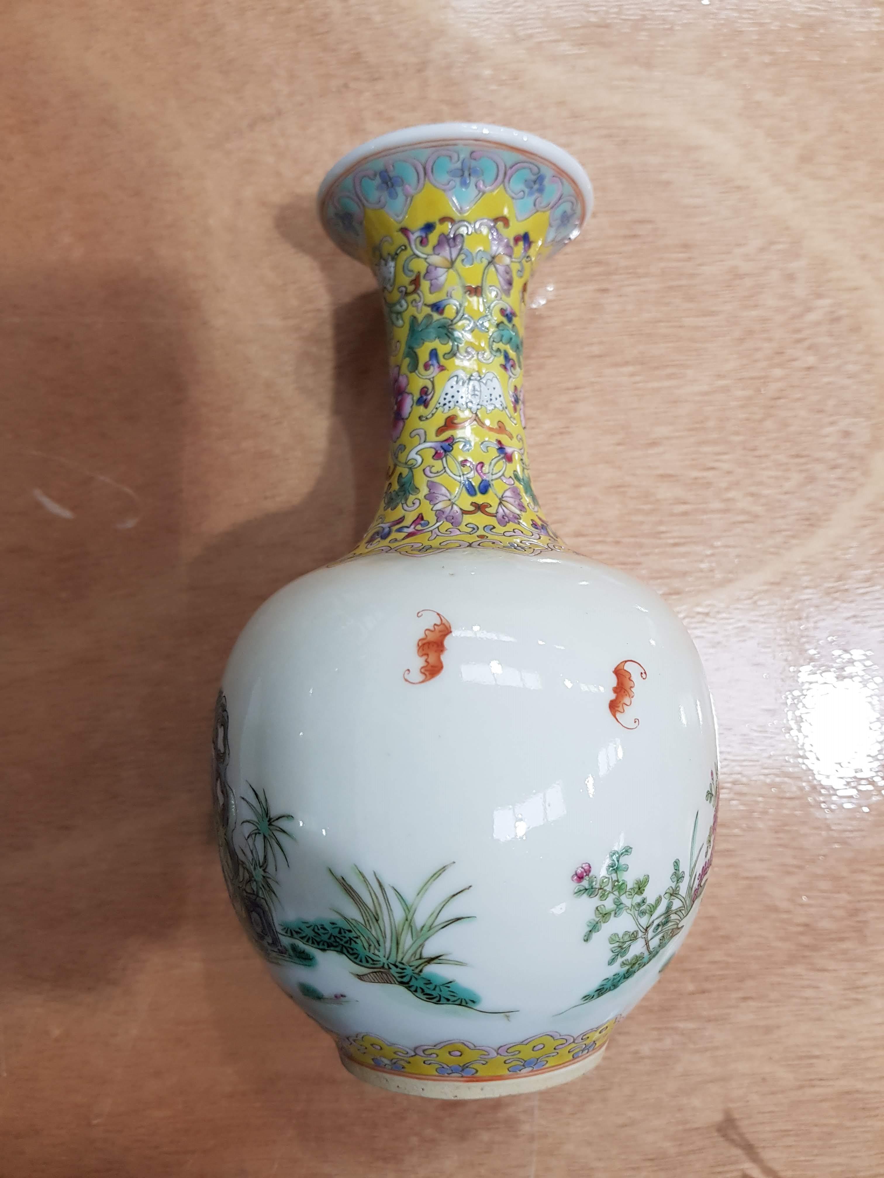 A CHINESE PORCELAIN VASE - Image 6 of 6