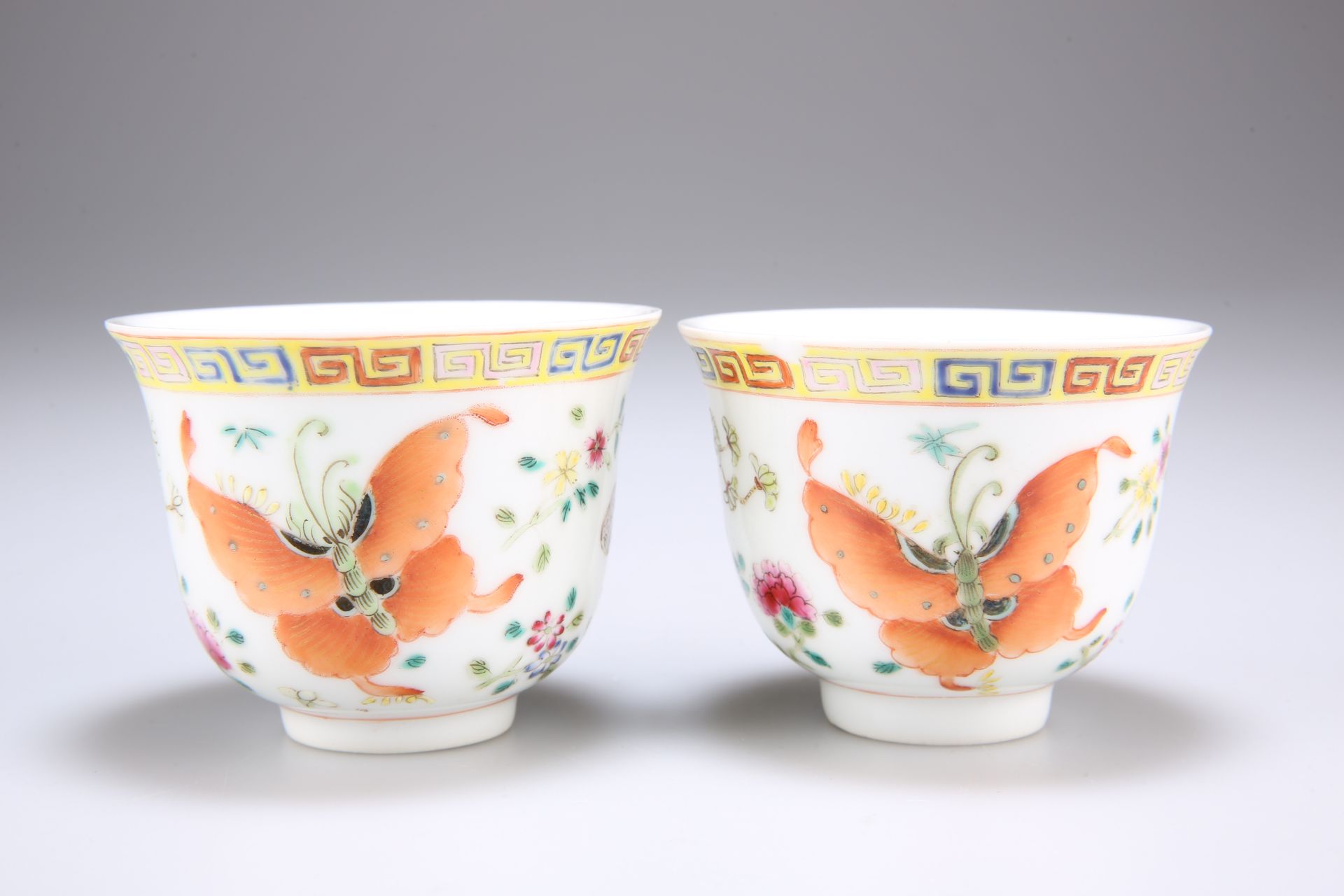 A PAIR OF CHINESE PORCELAIN TEA BOWLS