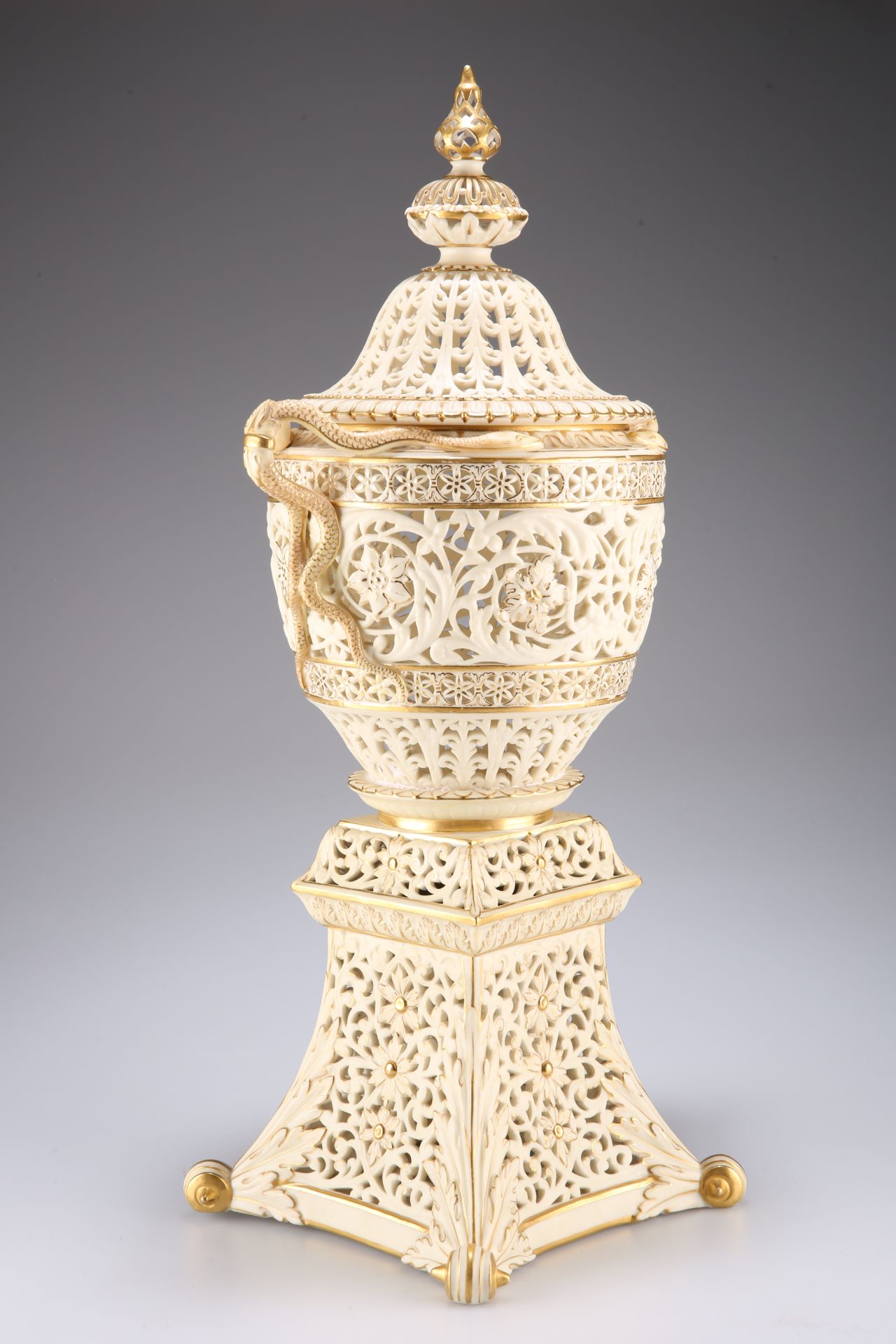 A LARGE RETICULATED POT POURRI VASE AND COVER - Image 3 of 3