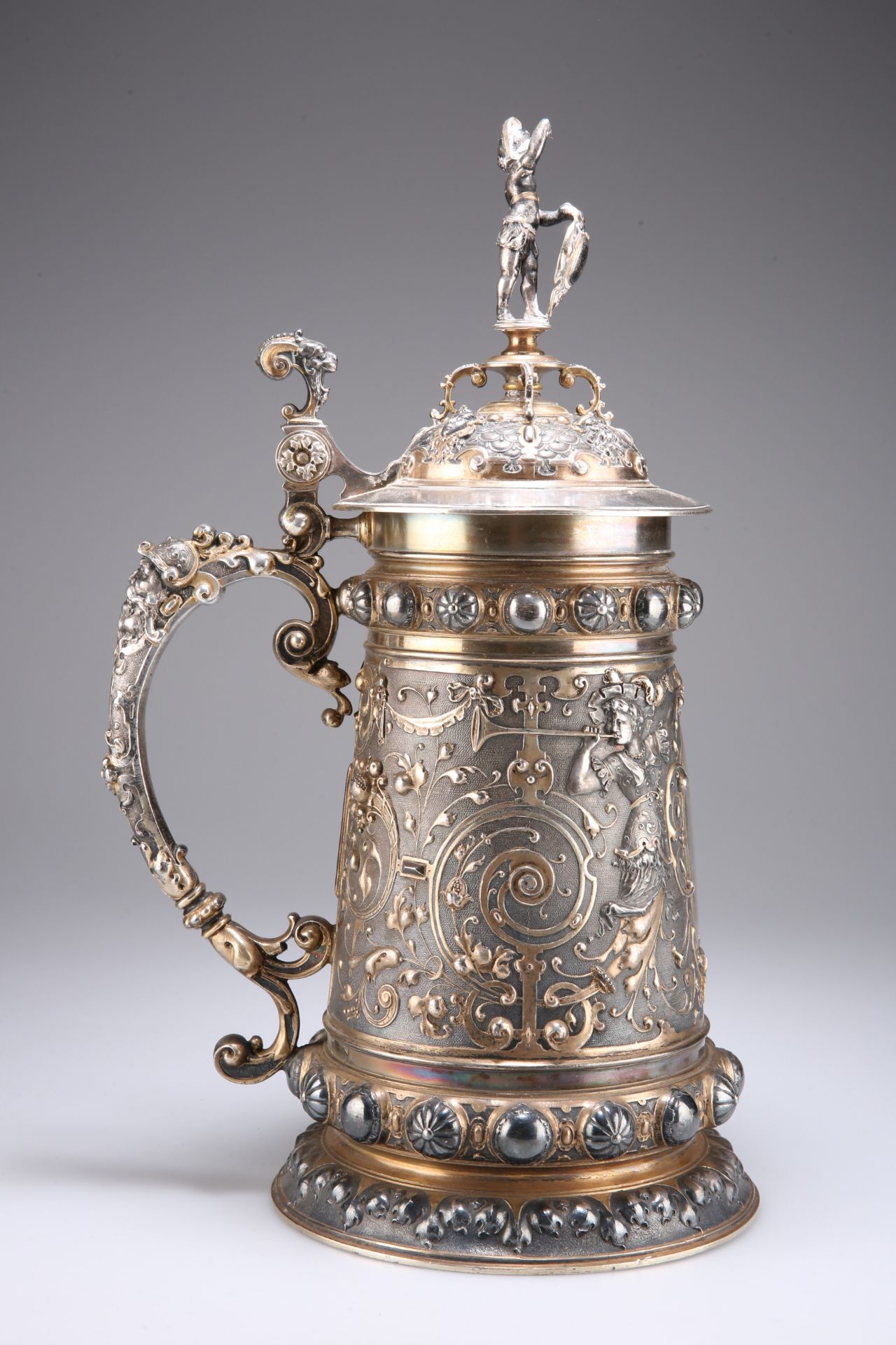 A LARGE LATE 19TH/EARLY 20TH CENTURY PARCEL-GILT SILVER-PLATED LIDDED TANKARD - Image 2 of 3