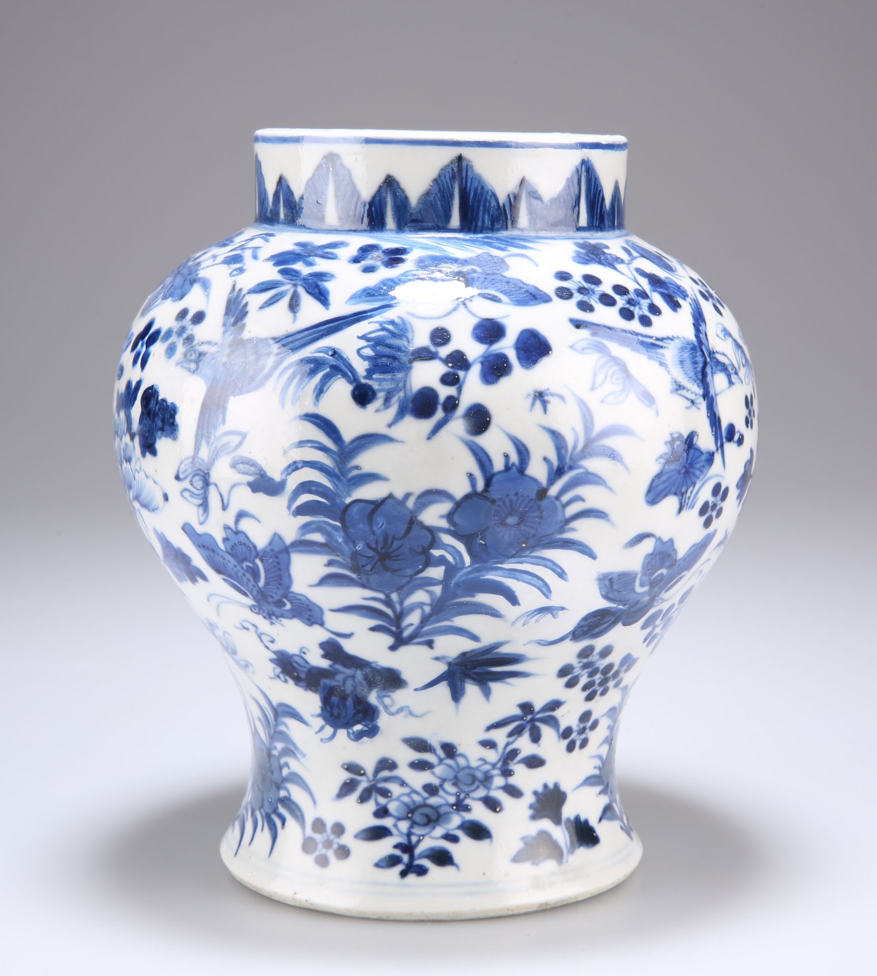 A CHINESE BLUE AND WHITE PORCELAIN VASE