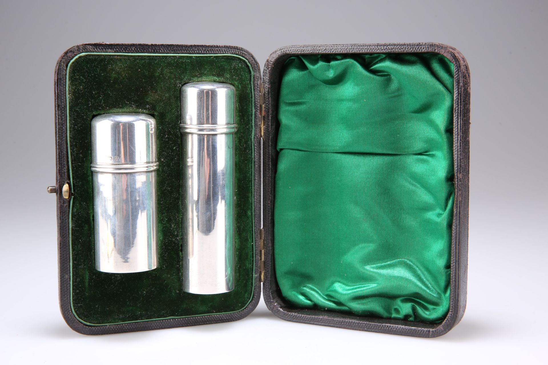 A CASED PAIR OF SILVER CYLINDRICAL CONTAINERS - Bild 3 aus 5