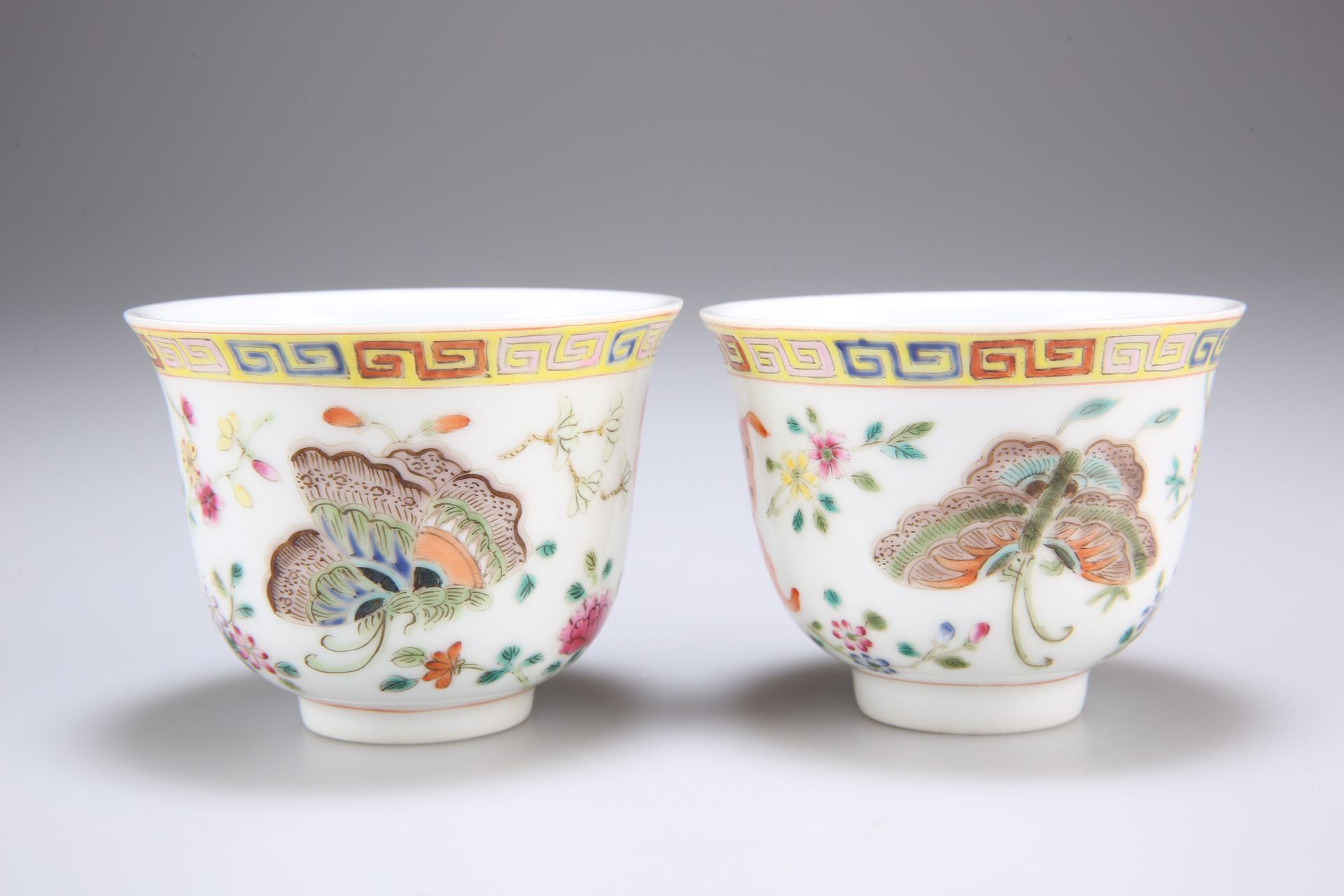 A PAIR OF CHINESE PORCELAIN TEA BOWLS - Bild 2 aus 3